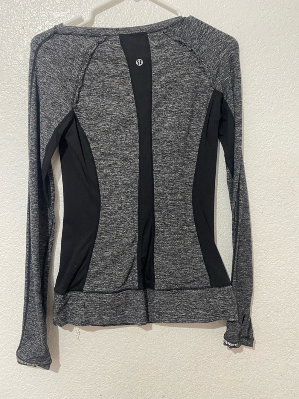 Lululemon Long Sleeve Athletic Top Women’s Small Thumbholes Zip Pocket - Picture 2 of 6